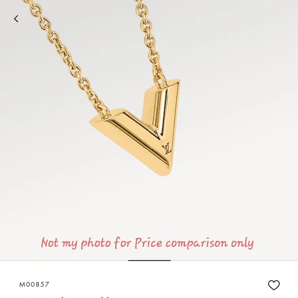 LV Essential V Necklace - Picture 11 of 12